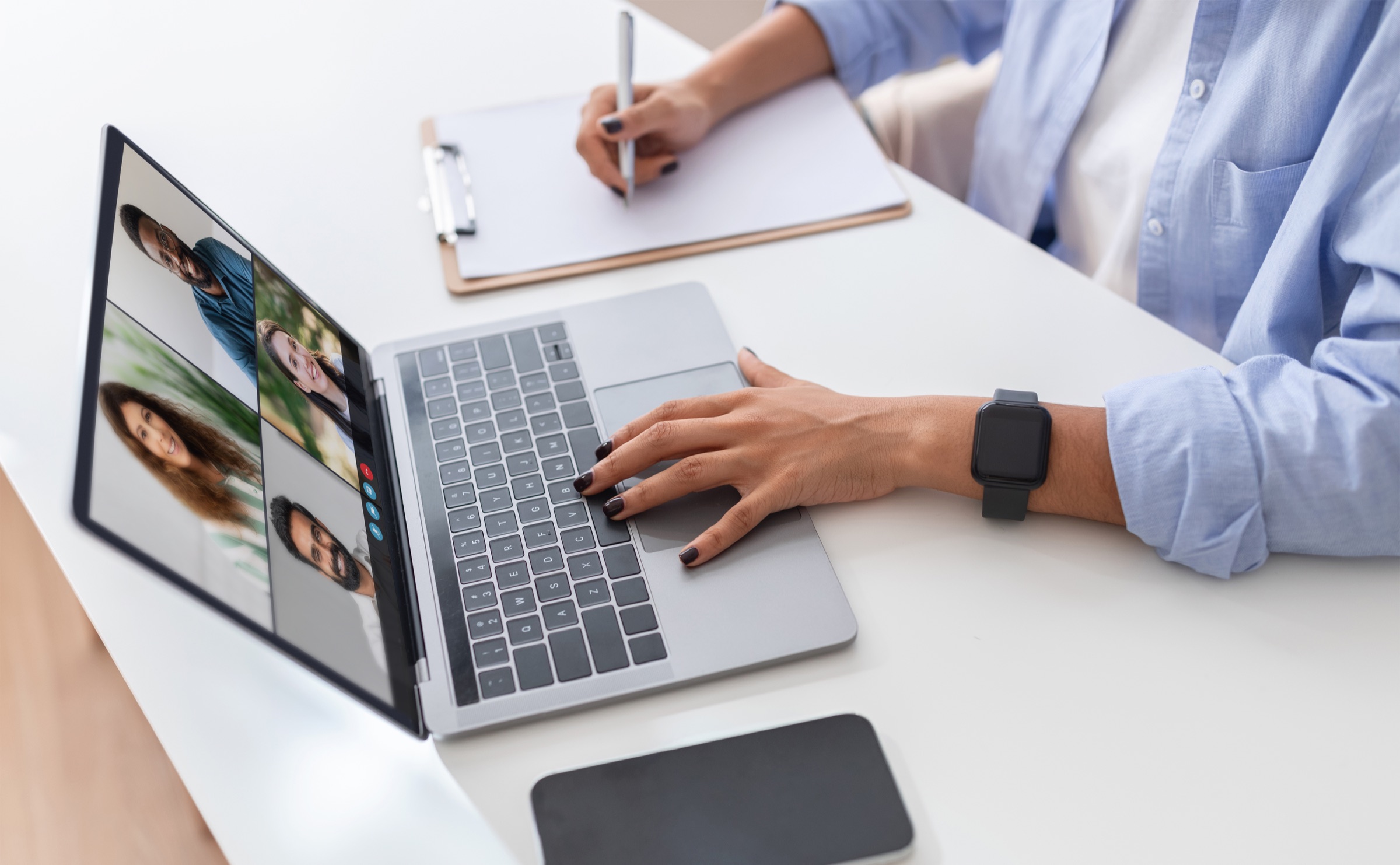 Rozmowa online przy laptopie i notatkach